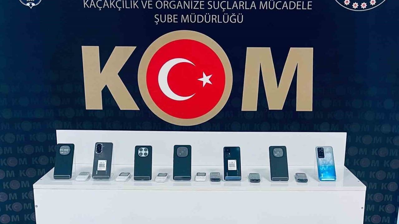 Muş'ta KOM Operasyonu: 4 İş Yerinde 25 Gümrük Kaçağı Cep Telefonu Ele Geçirildi