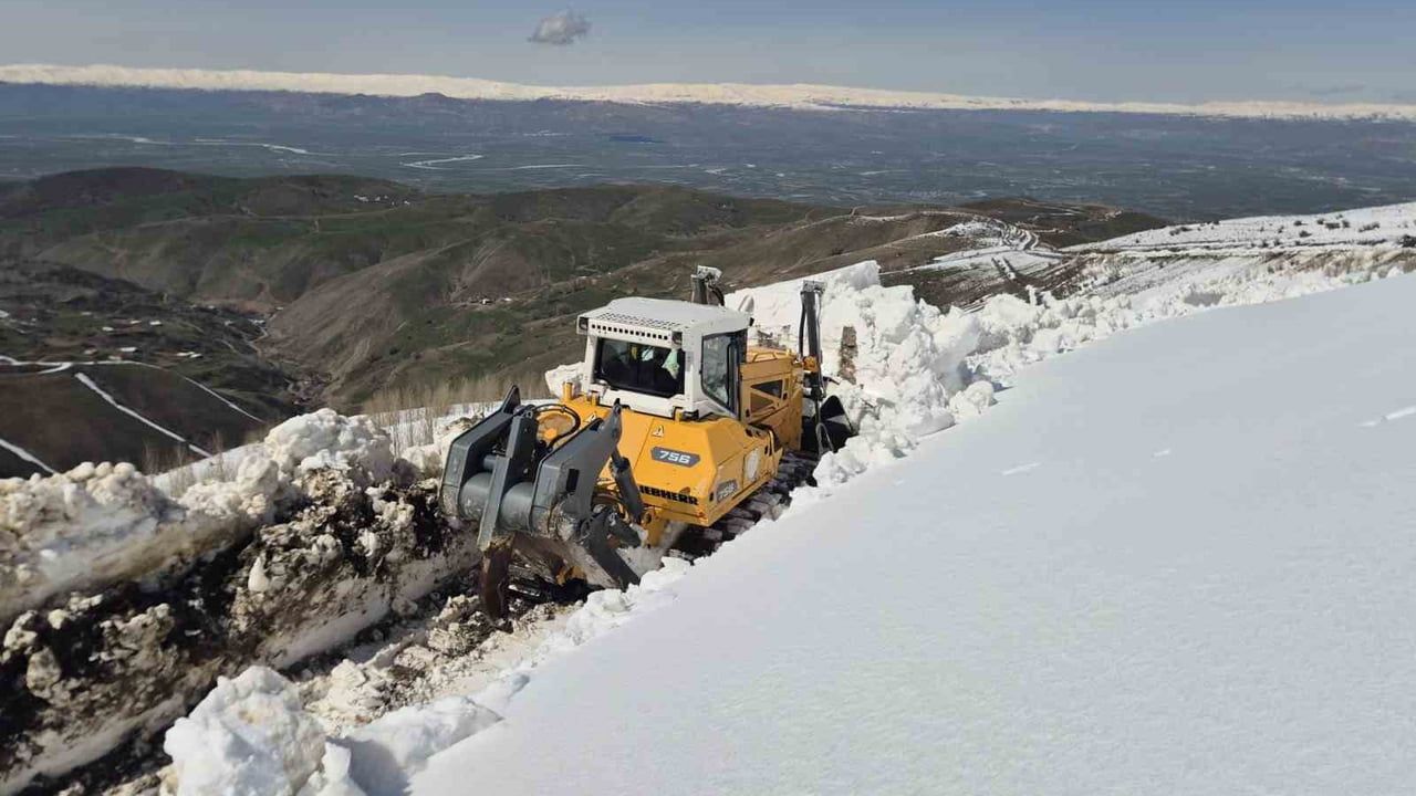Muş’ta Nisan Ortasında Yoğun Karla Mücadele: Köy Yolları Yeniden Ulaşıma Açılıyor