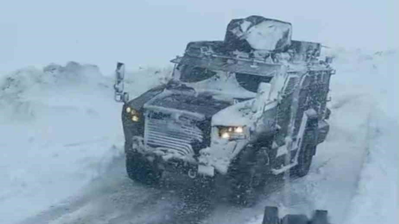 Muş'ta yüksek kesimlerde etkili olan yoğun kar 20 köy yolunu ulaşıma kapattı