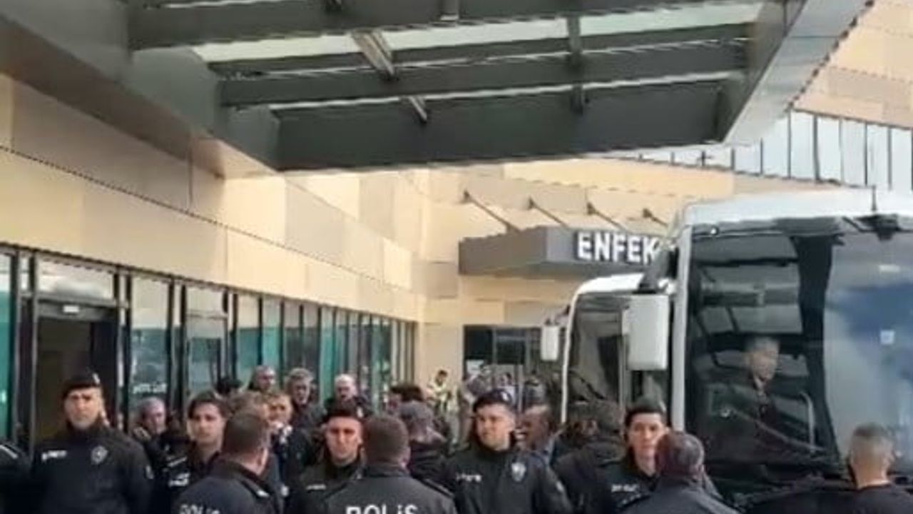 Mustafa Bozbey, Sağlık Kontrolü İçin Hastaneye Götürüldü — 56 Kişiyle Birlikte Adliyeye Sevk Edildi