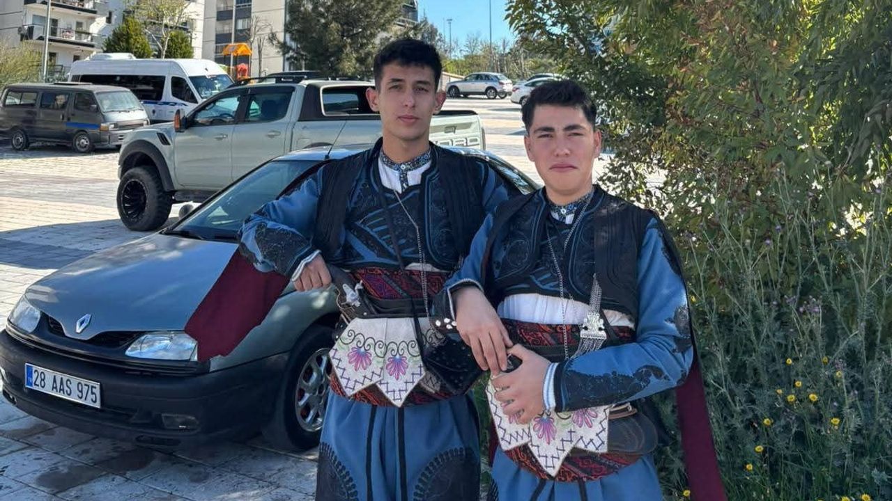 Mustafa Şipar Anadolu Lisesi Öğrencileri İzmir Halk Oyunları Yarışmasında Bölge Birinciliği ve İkinciliği Kazandı