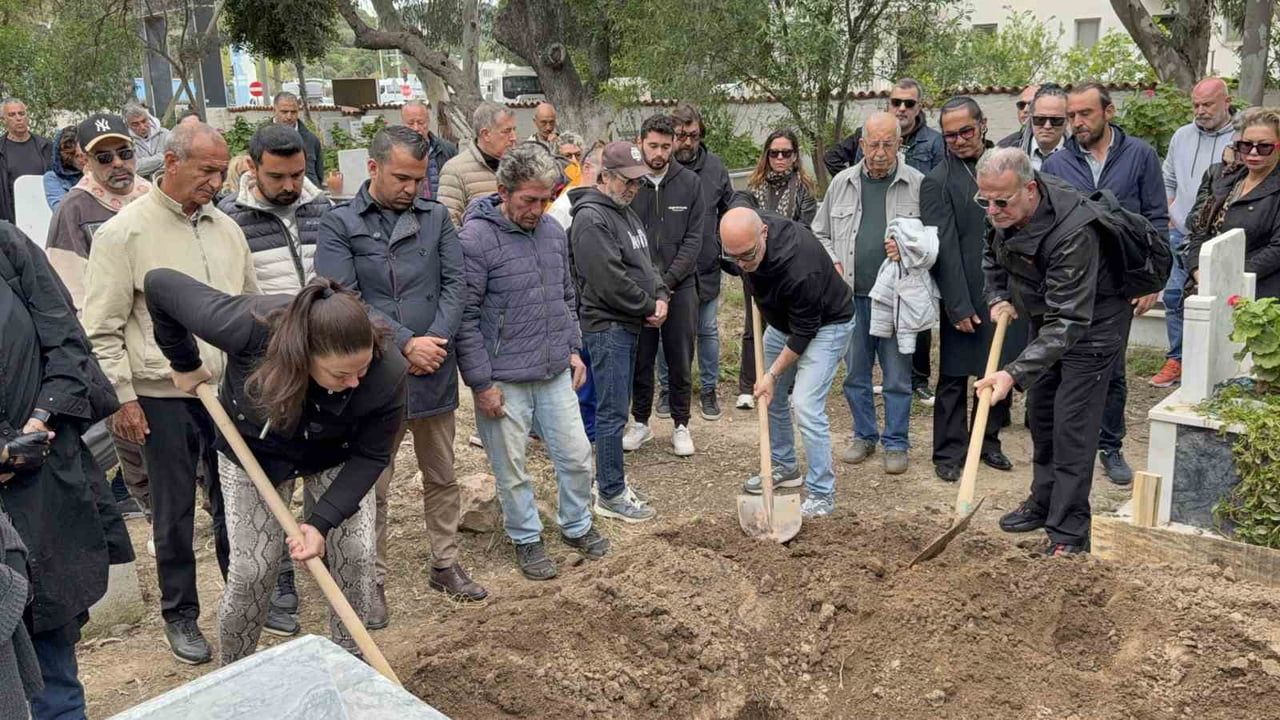 Müzisyen Kemal Cem Öcal (51) Bodrum Gündoğan'da toprağa verildi