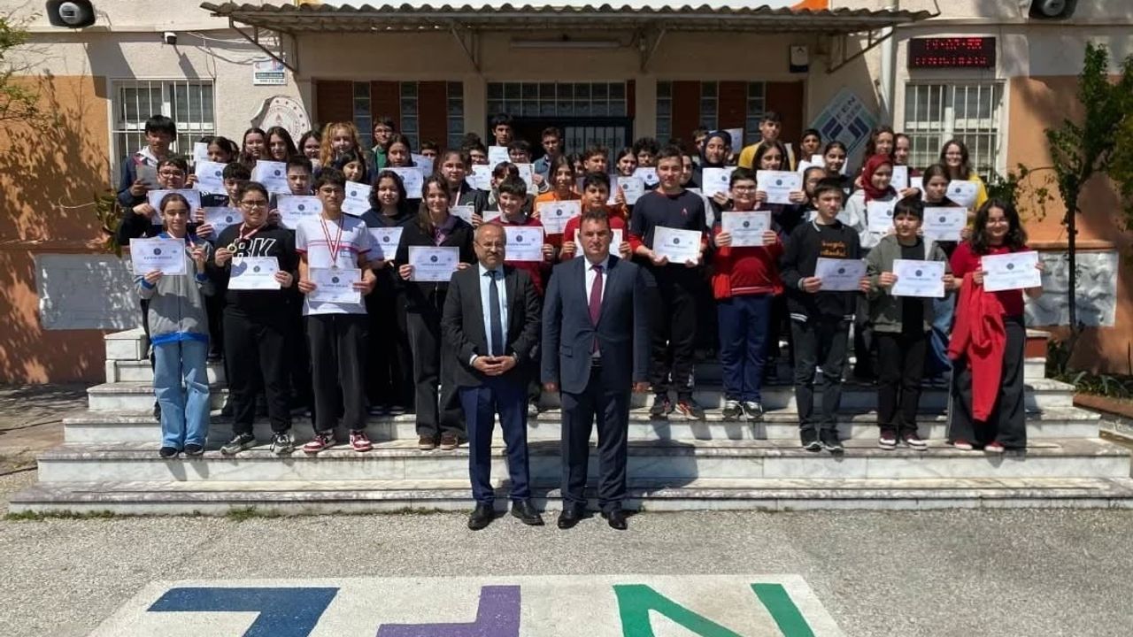 Nazilli'de Matematik Olimpiyatı Ortaokul Kategorisi Töreni: Dereceye Girenlere Plaket Verildi