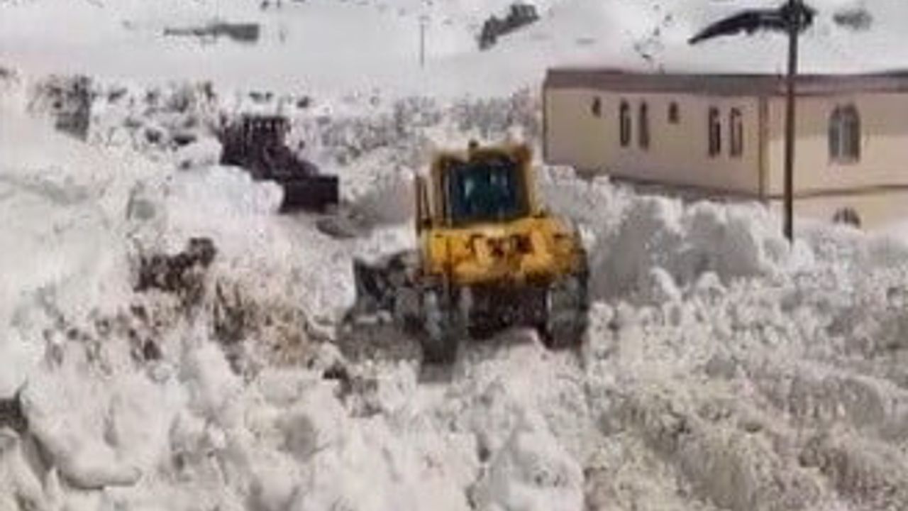 Nemrut Dağı'nda kar örtüsü yer yer 5 metreye ulaştı — Yol açma çalışmaları sürüyor