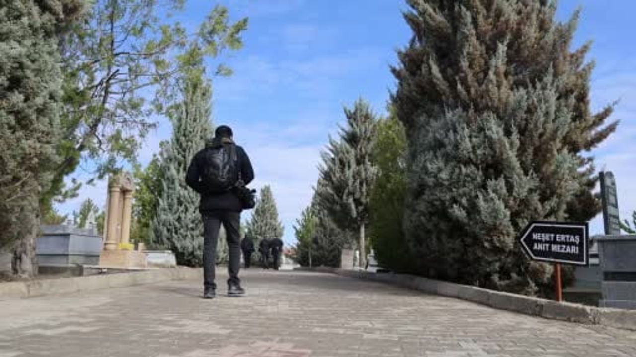 Neşet Ertaş’a Vefa: Bakan Çiftçi Kırşehir’de Anıt Mezarını Ziyaret Etti