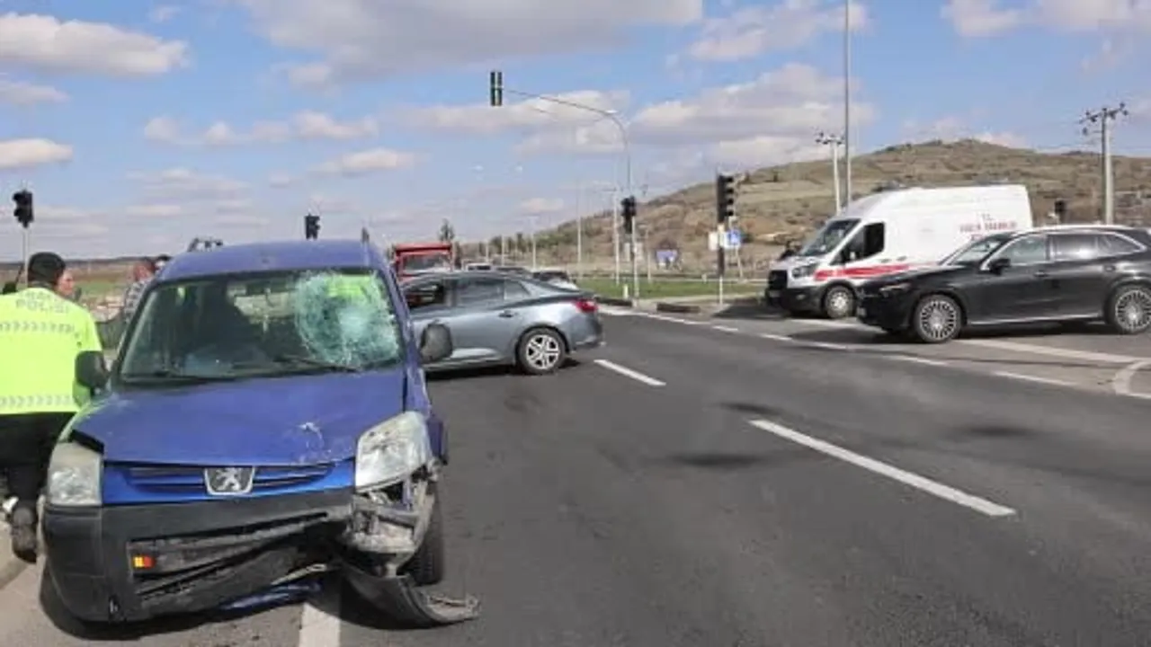 Nevşehir'de hafif ticari araç kırmızı ışıkta bekleyen motosiklete çarptı: 2 yaralı