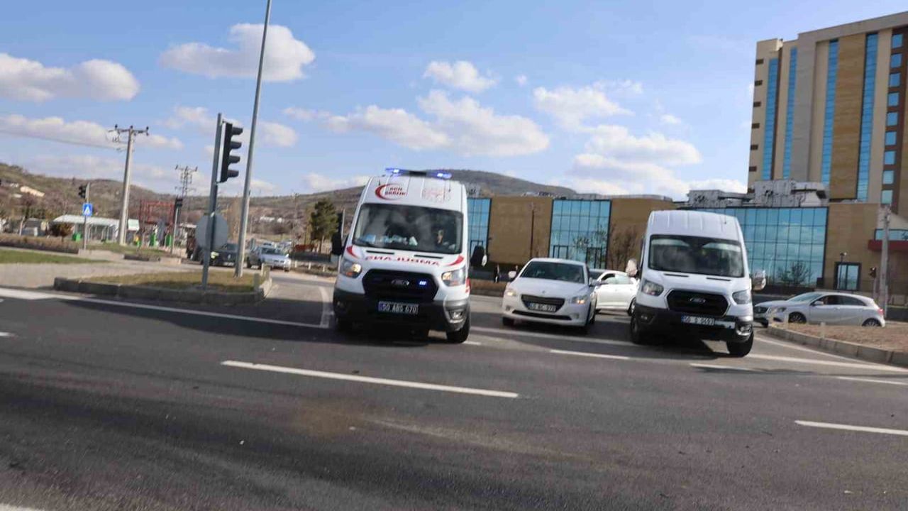 Nevşehir'de kavşakta çarpışma: Kırmızı ışıkta bekleyen motosiklete çarpan hafif ticari araçta 2 yaralı