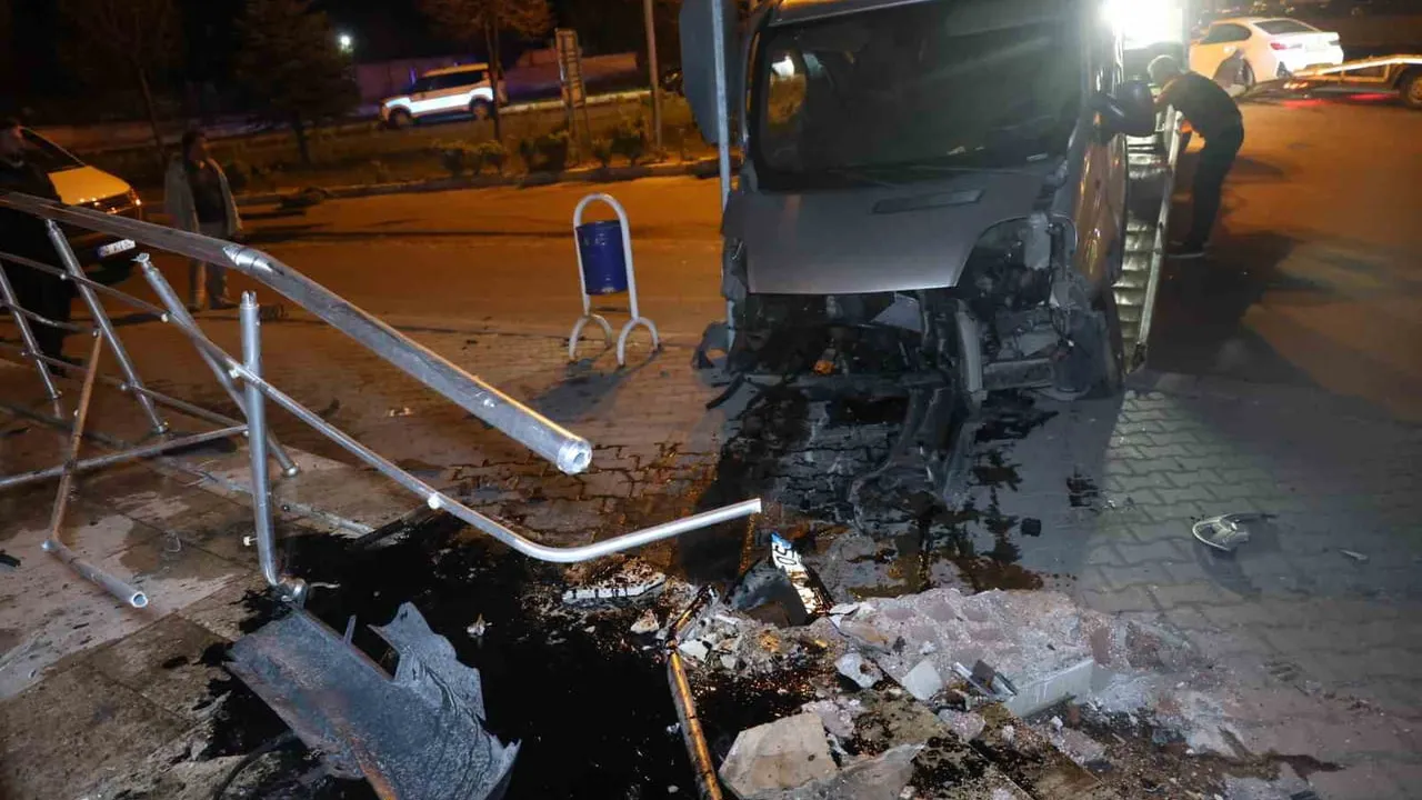 Nevşehir'de kavşakta minibüs ile otomobil çarpıştı: 1’i ağır, 3 yaralı