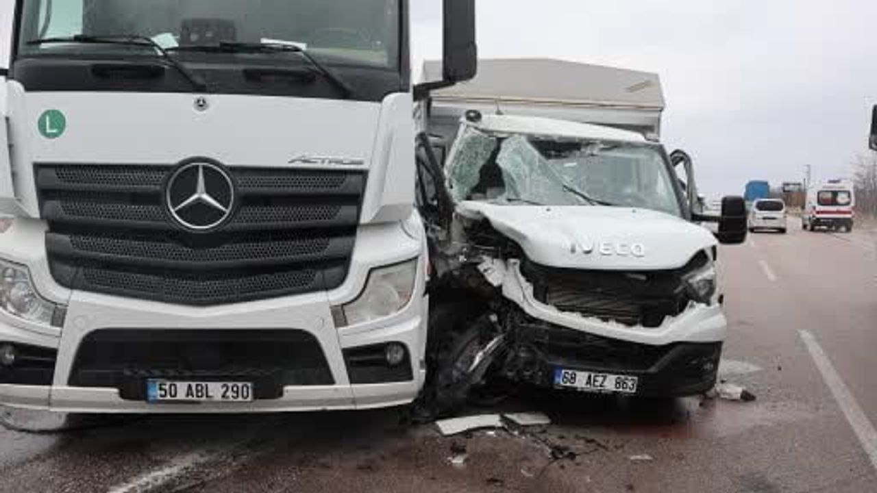 Nevşehir'de tır ile kamyonet çarpıştı: 2 kişi yaralandı