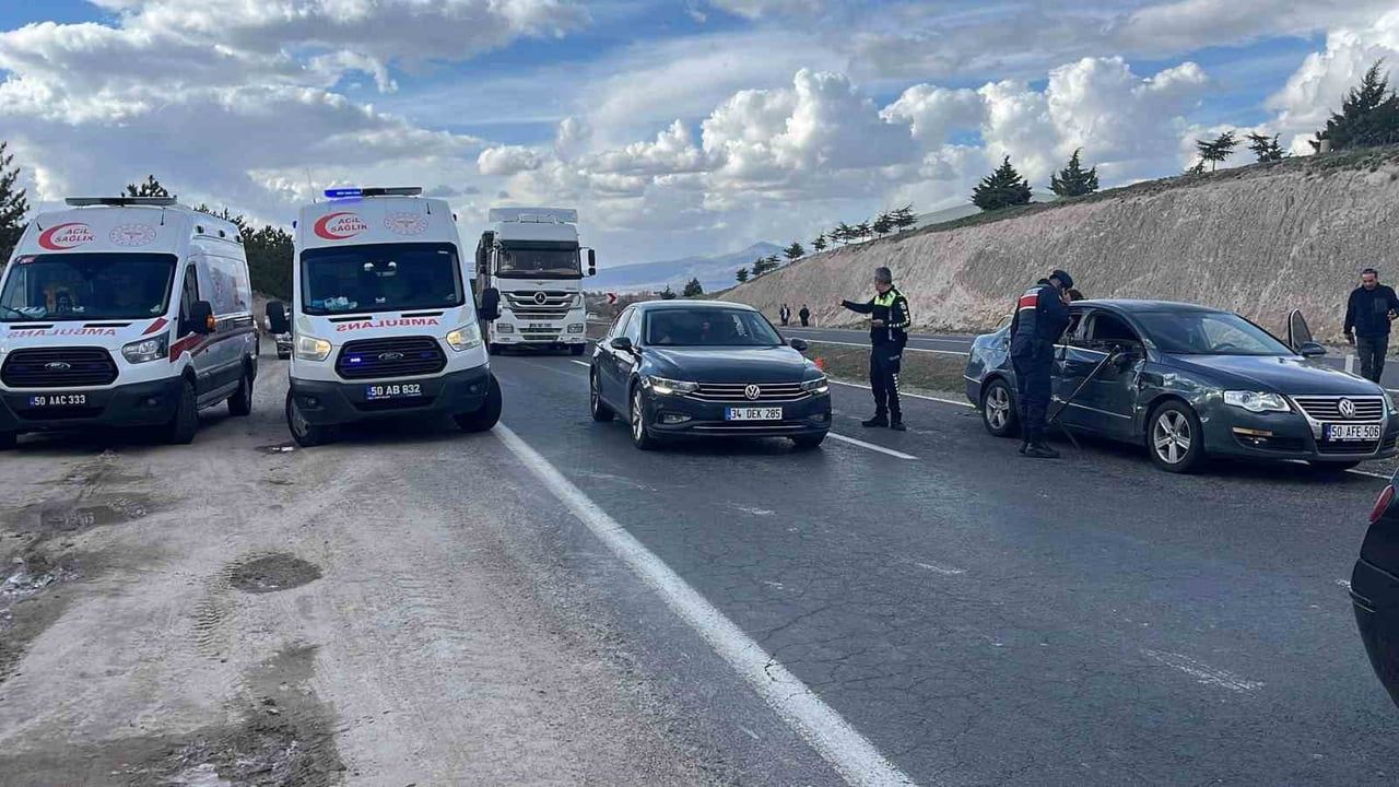 Nevşehir-Gülşehir karayolunda tır ile otomobil çarpıştı: 2 yaşındaki çocuk yaşamını yitirdi