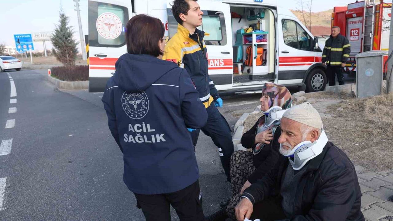 Nevşehir Ürgüp Karayolu'nda Kırmızı Işıkta Bekleyen Araca Arkadan Çarpma: 2 Yaralı