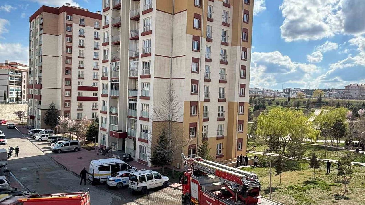 Niğde'de 10 katlı binanın 5. katında çıkan yangın söndürüldü; 4 kişi hastaneye kaldırıldı