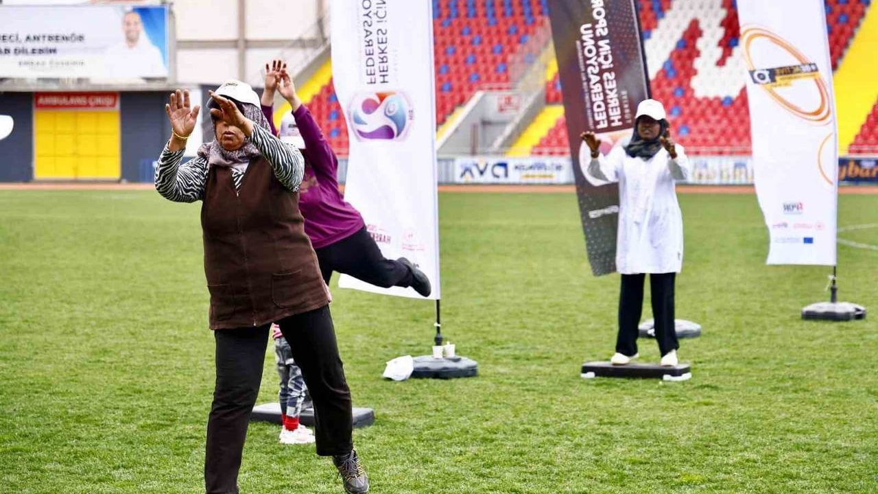 Niğde'de Dünya Sağlık Günü: 'Koşabiliyorken Koş' yürüyüşüne geniş katılım