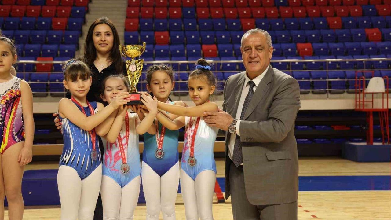 Niğde'de İkincisi Düzenlenen Okul Sporları Artistik Cimnastik Müsabakaları Tamamlandı
