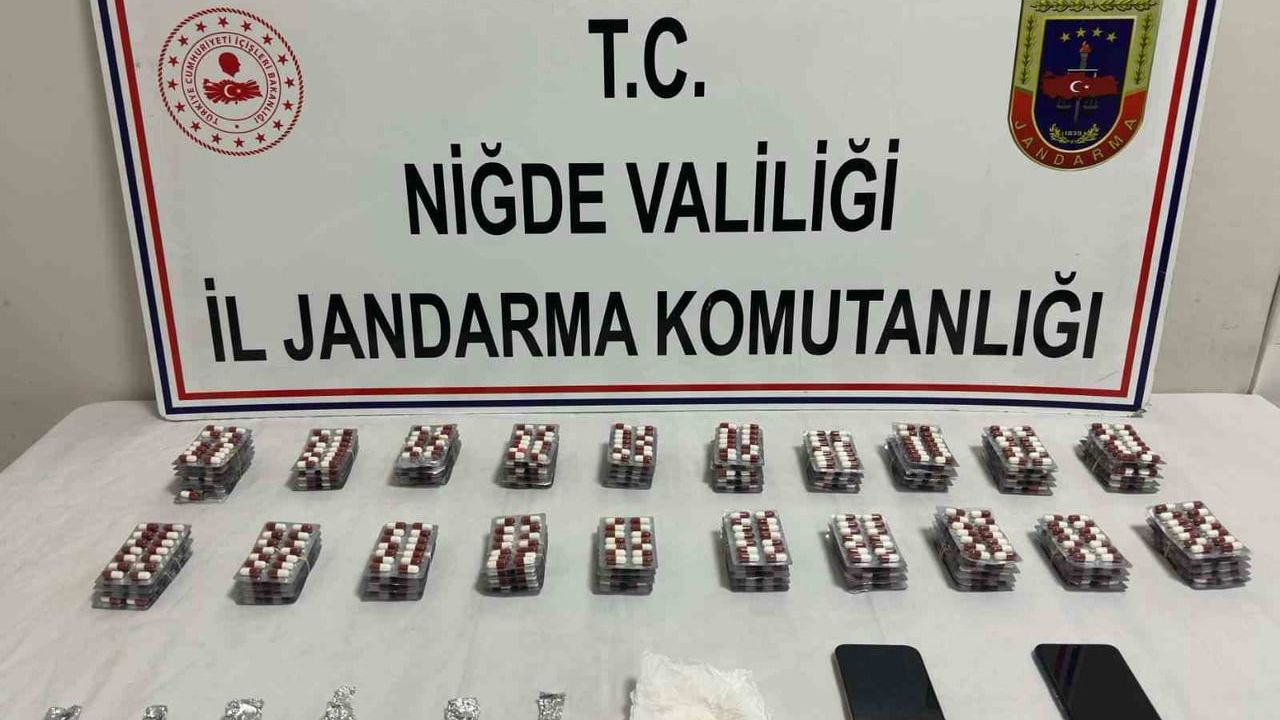 Niğde'de jandarmadan Bor ilçesinde uyuşturucu operasyonu: 1 gözaltı, 1295 sentetik hap ele geçirildi