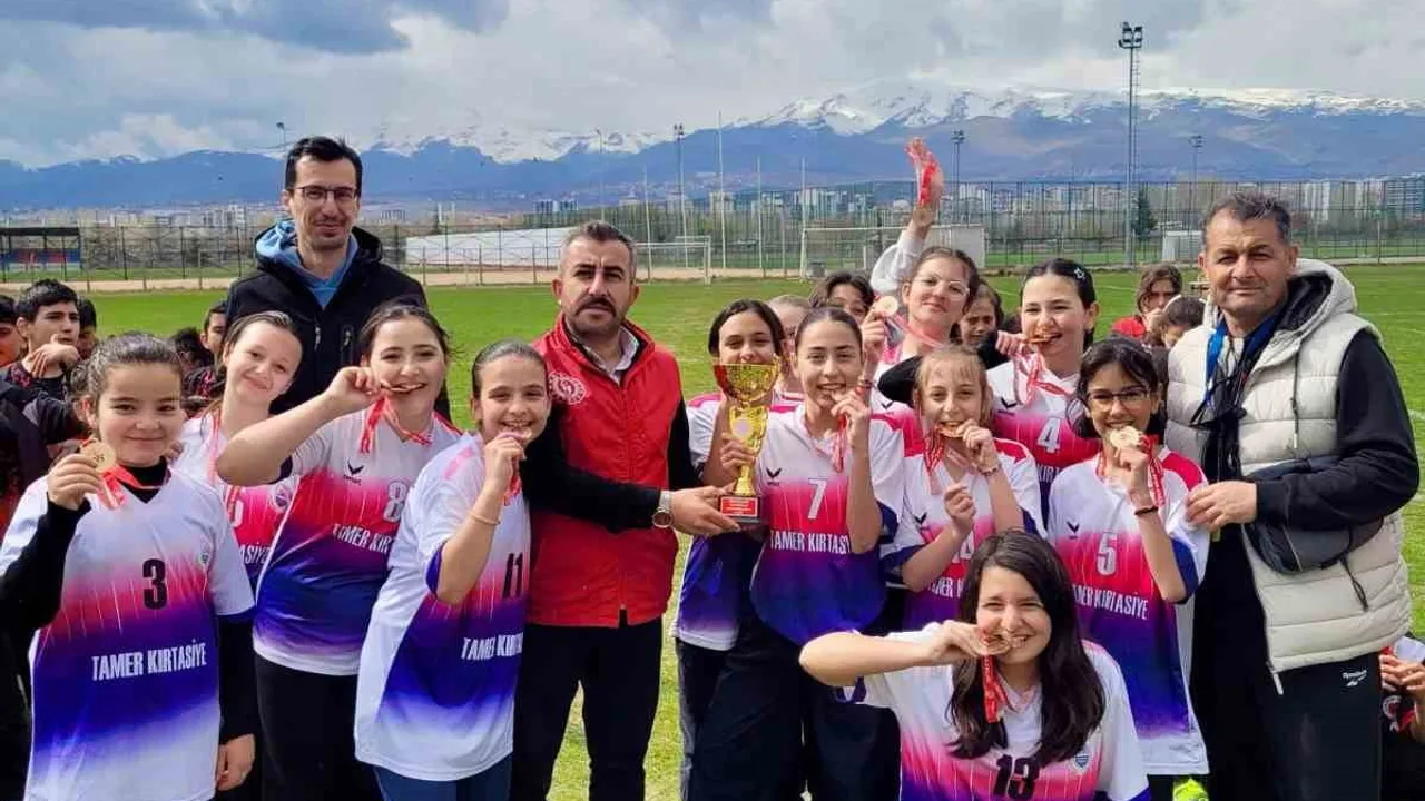 Niğde'de Küçükler Kız-Erkek Ragbi Mahalli Müsabakaları Sona Erdi