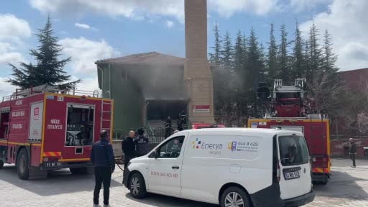 Niğde'de Muradiye Camii'nde yangın: İtfaiye ve polis müdahalesi sürüyor