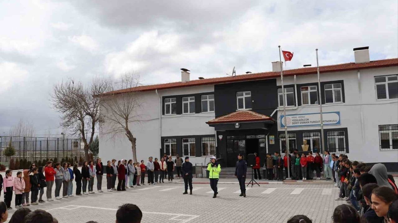 Niğde İl Jandarmasından öğrencilere meslek tanıtımı ve güvenlik eğitimi