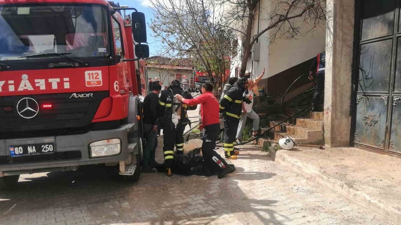 Niksar'da iki katlı evde yangın: Komşusu içeri girip baygın halde bulundu