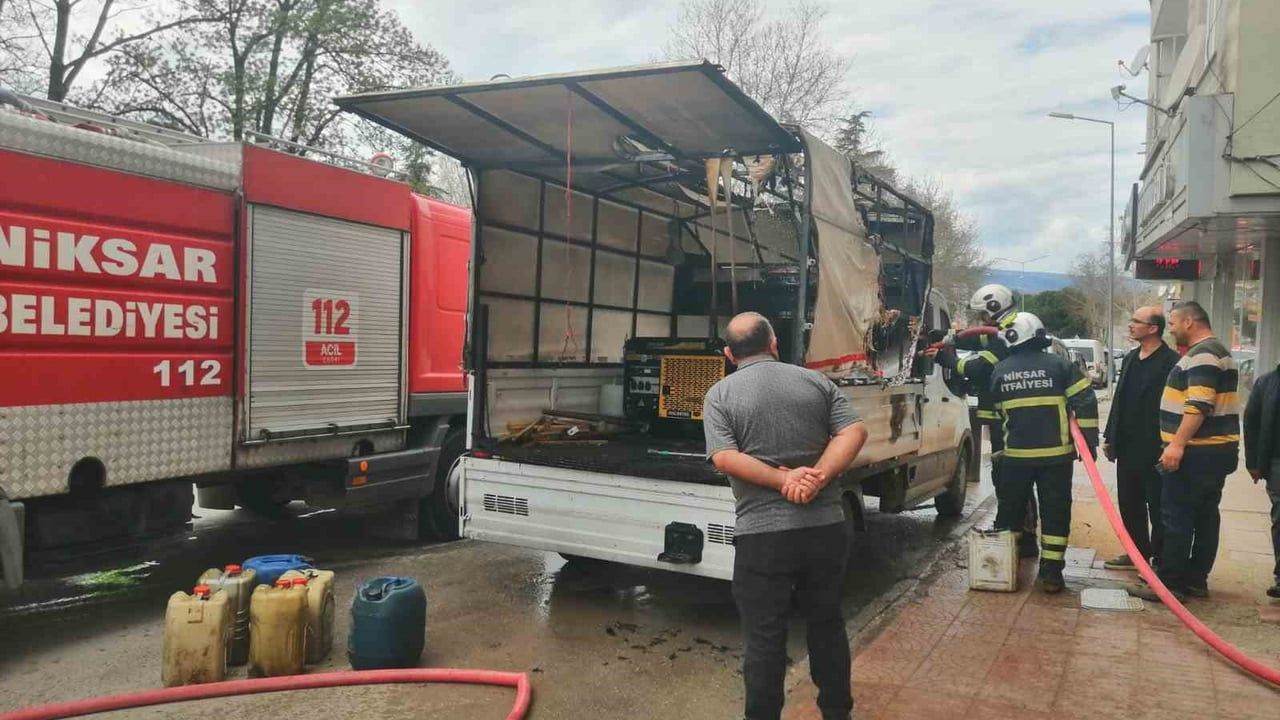 Niksar'da jeneratörden sıçrayan kıvılcım kamyoneti ateşe verdi