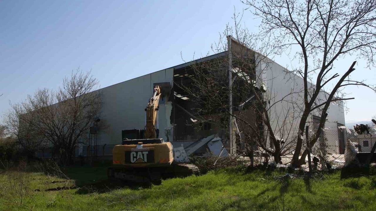 Nilüfer Belediyesi, Demirci ve Alaaddinbey'de 3 kaçak yapıyı yıktı