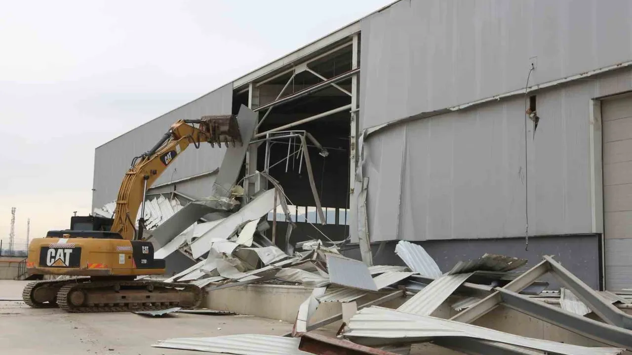 Nilüfer’de Yaylacık’ta 4 bin metrekarelik ruhsatsız depo kısmi yıkıldı