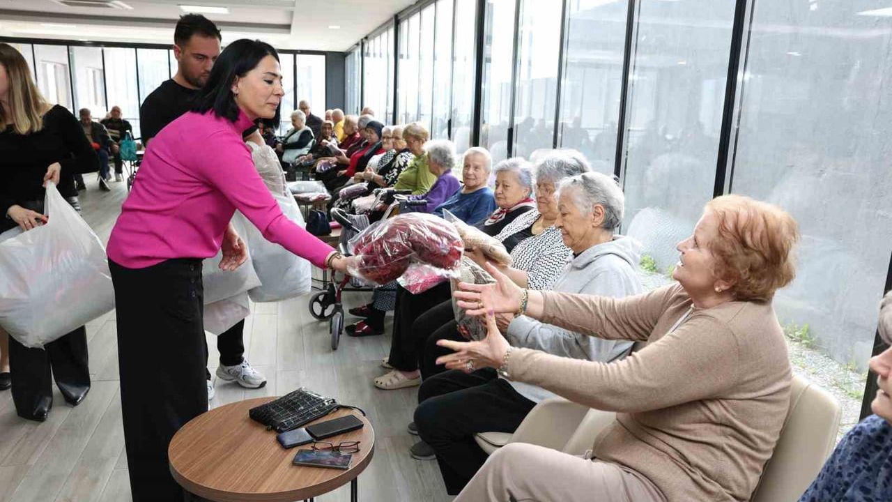 Nilüferli kadınların el emeği ürünleri huzurevi sakinlerine ulaştırıldı