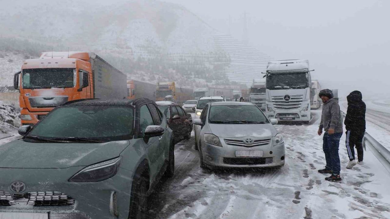 Nisan'da kar: Erzincan-Sivas kara yolu Sakaltutan Geçidi'nde ulaşıma kapandı