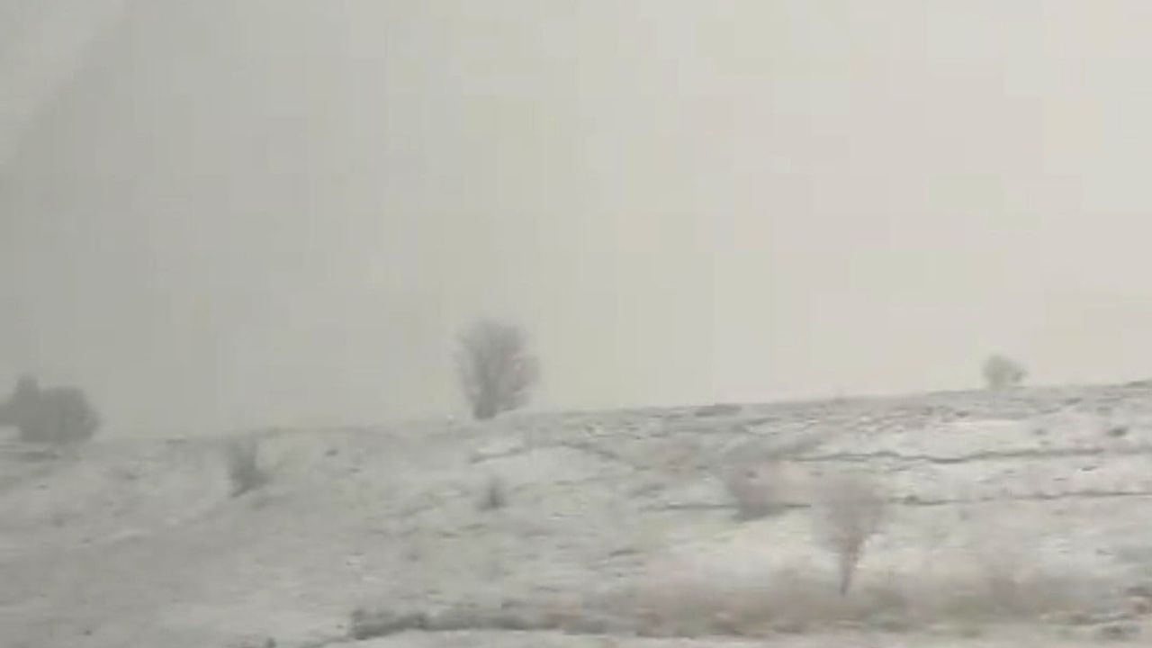 Nisan ortasında kar sürprizi: Kütahya-Altıntaş karayolu beyaza büründü