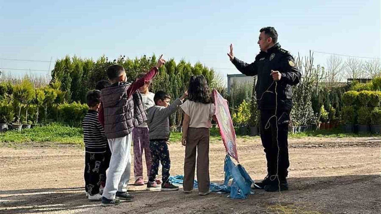 Nusaybin'de çocukların uçurtma sevincine polis de ortak oldu