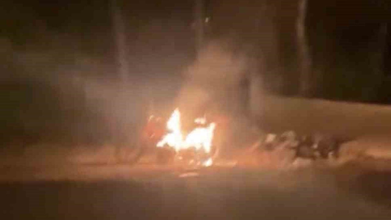 Nusaybin'de park halindeki motosiklet alev aldı