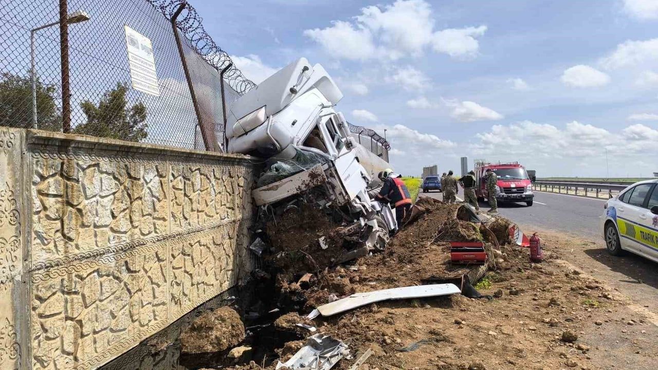 Nusaybin'de yakıt tankeri kontrolden çıktı: Sürücü yaralandı
