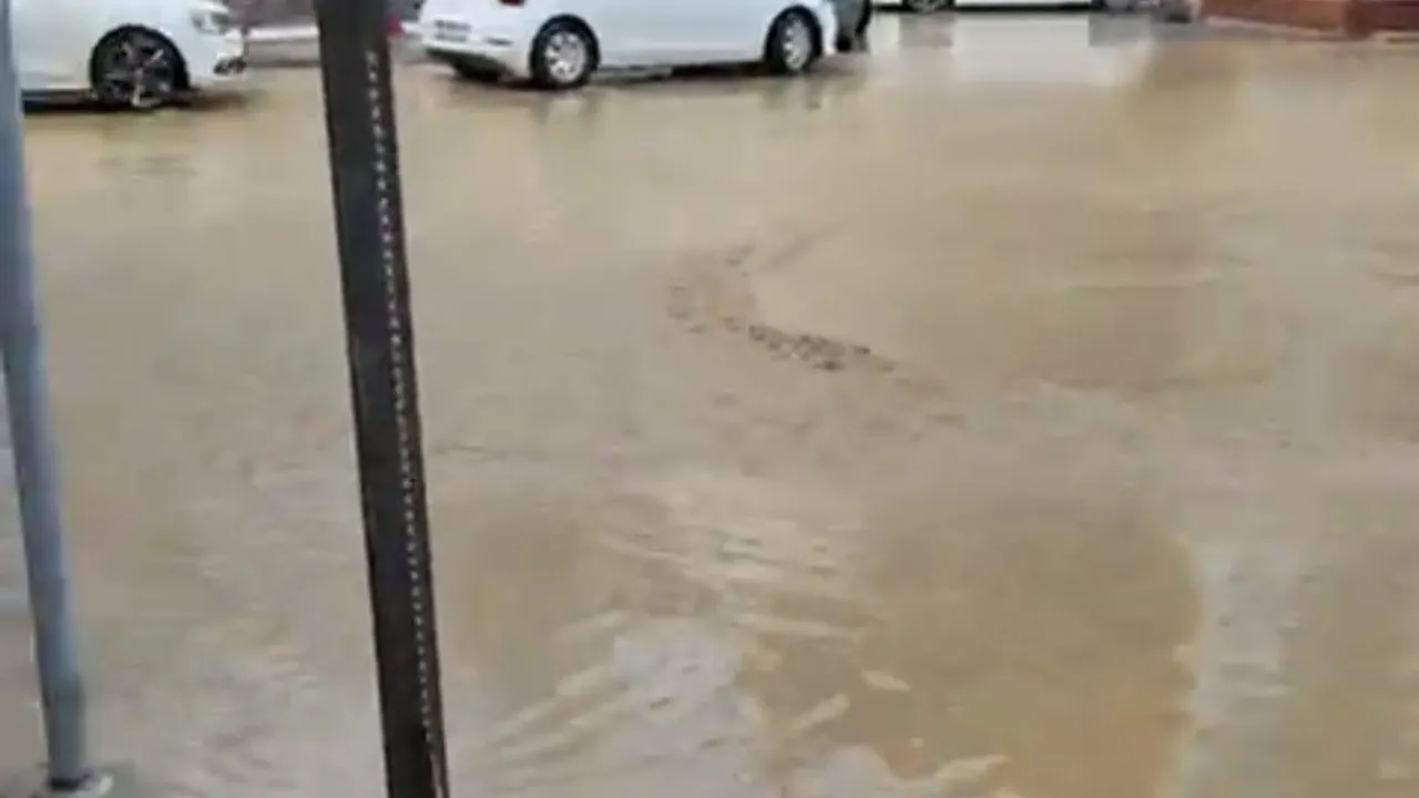 Ödemiş'te sağanak yağış ulaşımı aksattı; mazgallar tıkandı, tahliye çalışmaları sürüyor