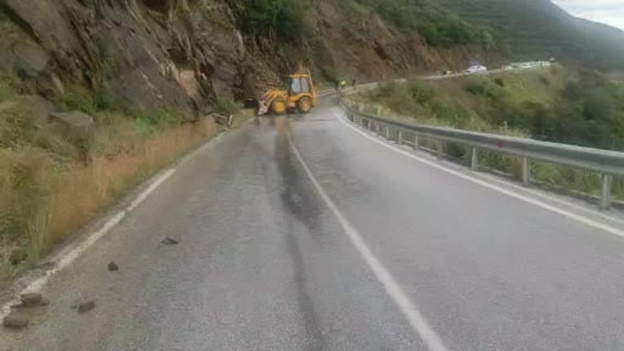 Ödemiş-Turgutlu karayolunda heyelan: Ulaşım tek şeritten kontrollü sağlanıyor