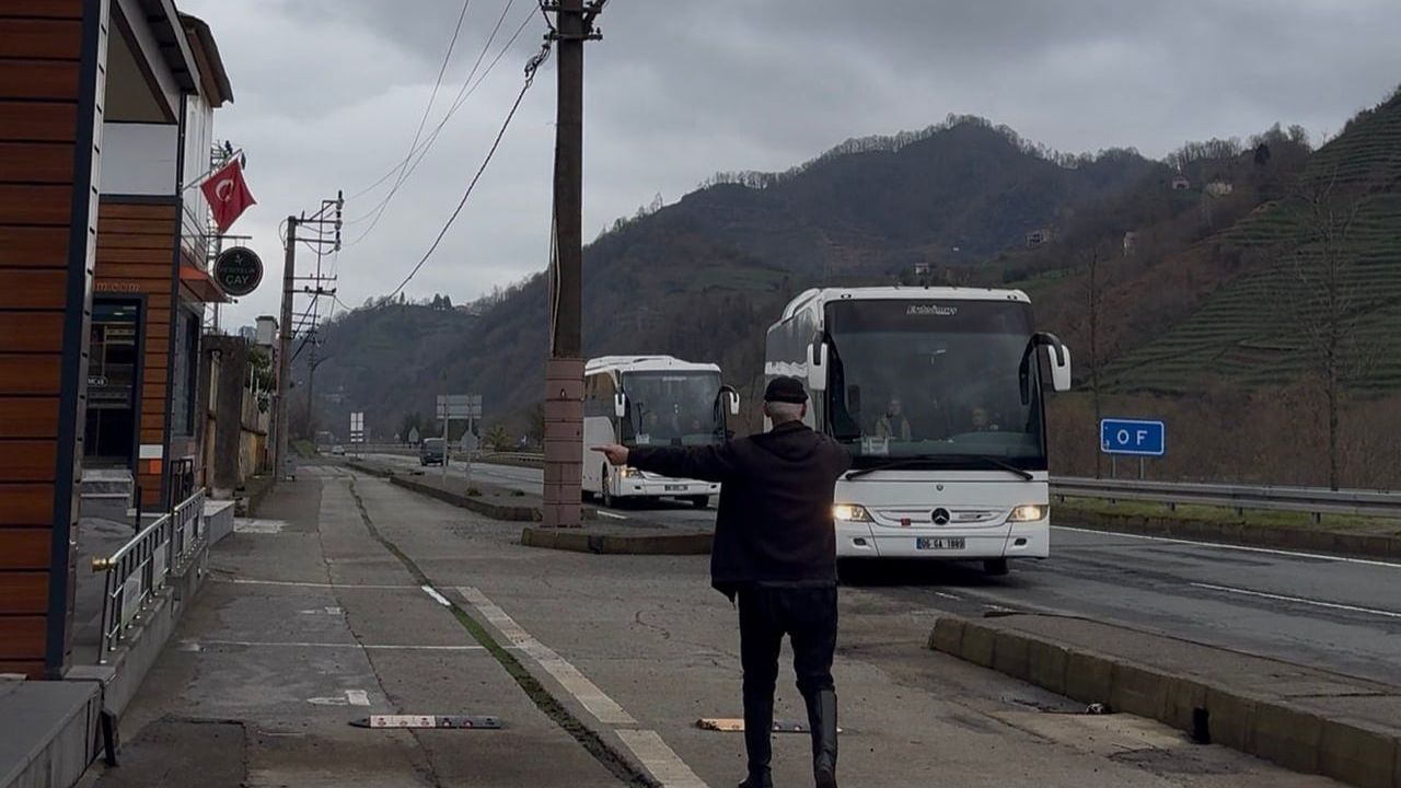 Of'ta çay tesisinde Coşkun Çınar, tur otobüslerini uçak yönlendirme hareketleriyle karşılıyor