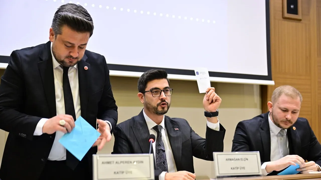 Oktay Yılmaz: "Şahin Biba Bursa’ya hayırlı olsun" — Şahin Biba 61 oyla Başkan Vekili