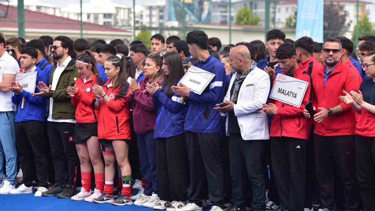 Okul Sporları Hokey Gençler Grup Birinciliği Osmaniye’de başladı