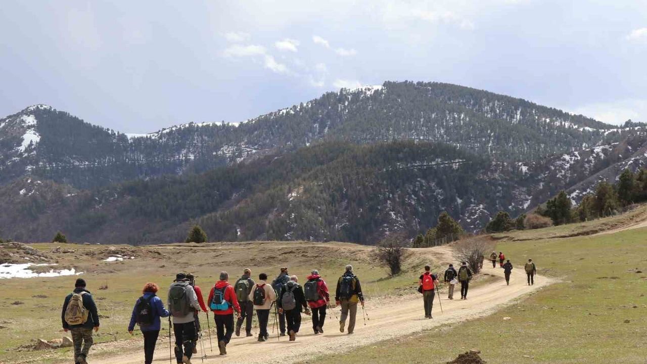 Oltu'da 45 doğasever 20 km'lik bahar yürüyüşünde buluştu