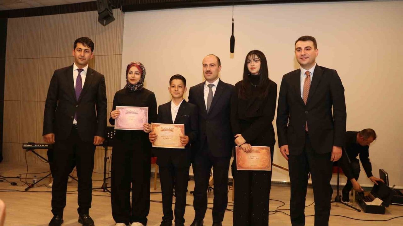 Oltu'da Okullar Arası Ses Yarışması Genç Yetenekleri Sahneye Taşıdı