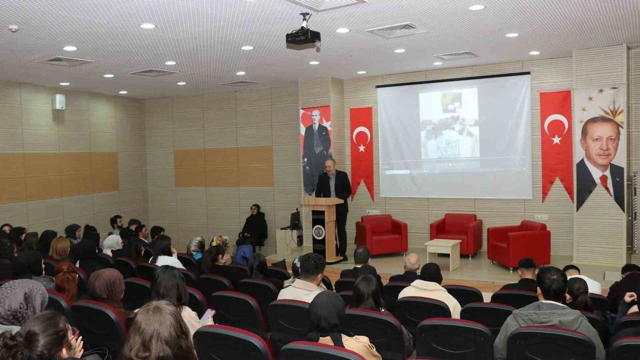 Oltu'da üniversite öğrencilerine yönelik Manevi Danışmanlık ve TDV Kadın Gönüllüleri programı tanıtıldı