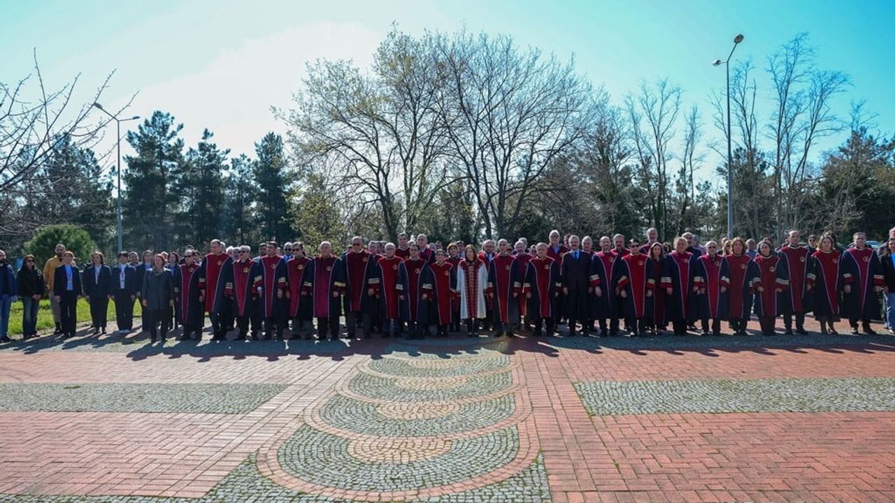 Ondokuz Mayıs Üniversitesi 51. kuruluş yılını Atatürk Anıtı’nda düzenlenen törenle kutladı