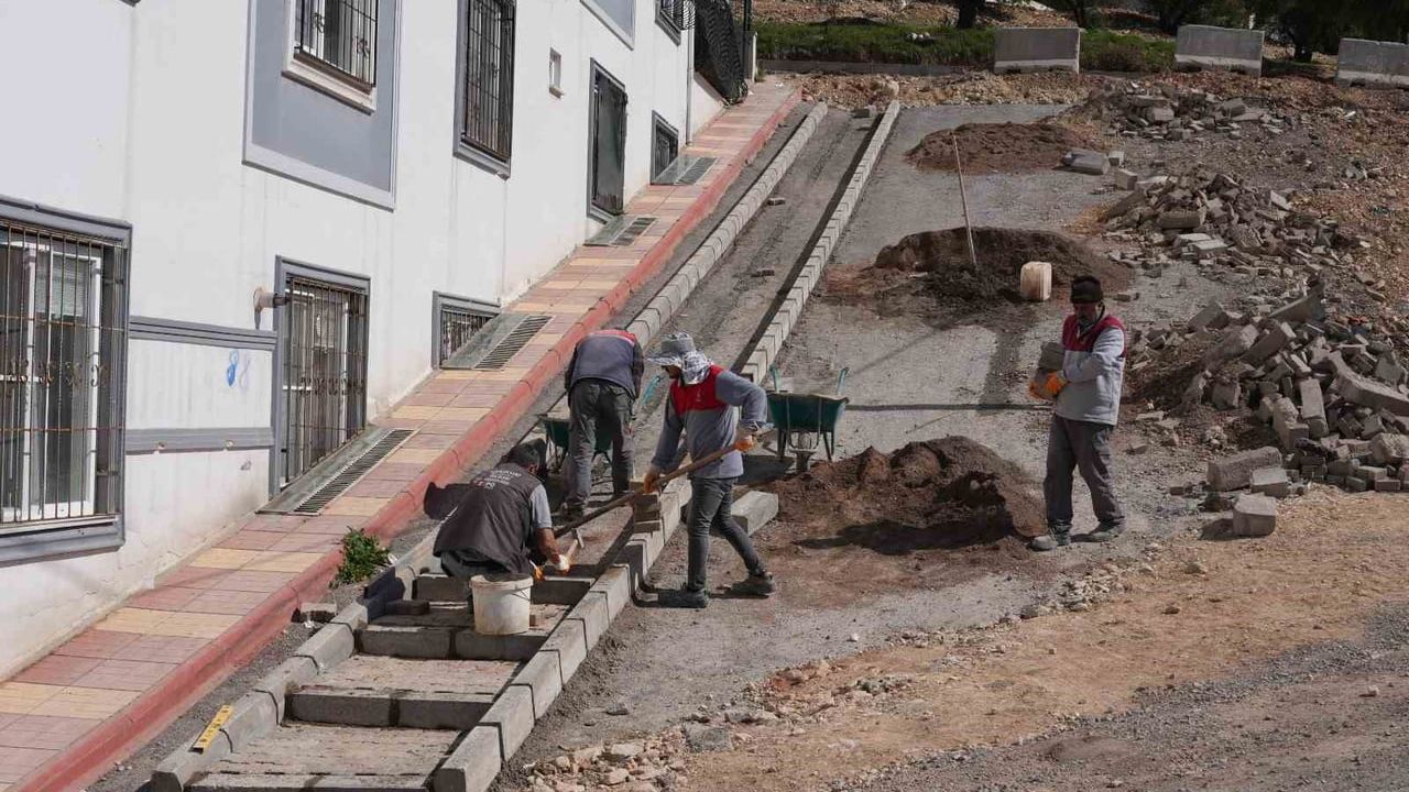 Onikişubat Belediyesi Kahramanmaraş’ta 9 Mahallede Eş Zamanlı Kaldırım ve Yol Çalışması Yürütüyor