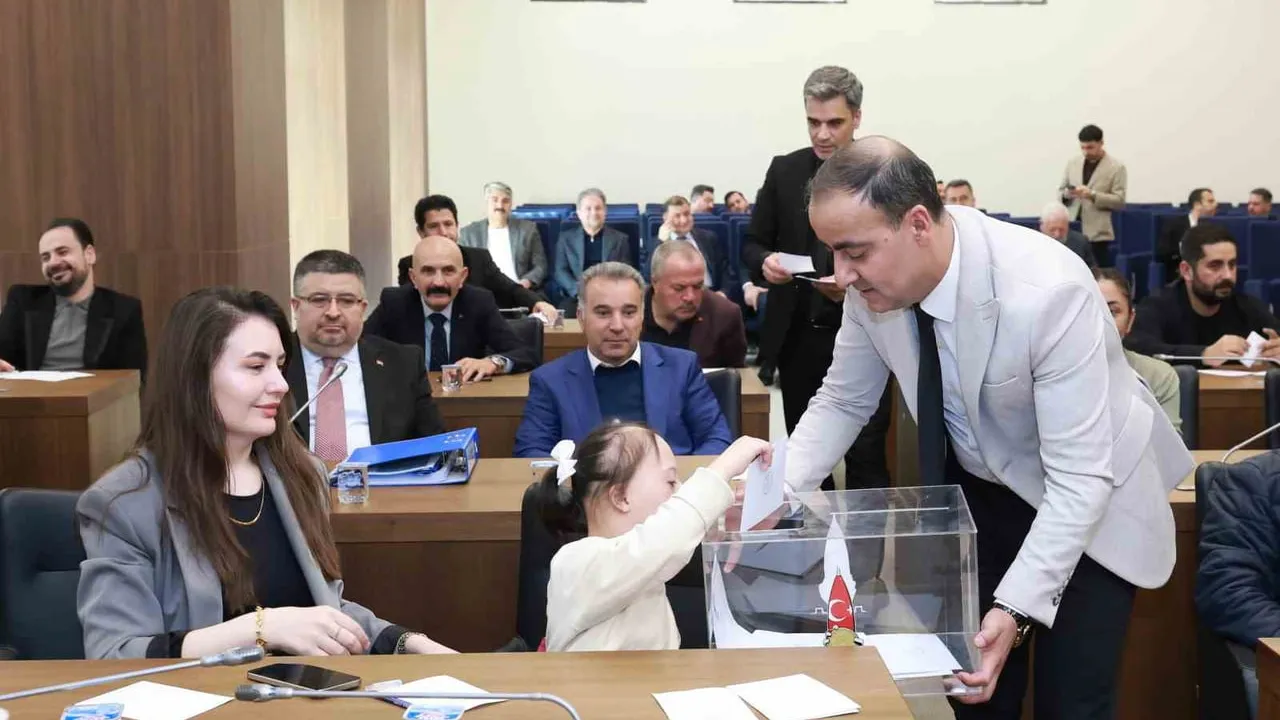 Onikişubat Belediyesi Nisan Meclis Toplantısı Down Sendromlu Abdullah ile Yönetildi