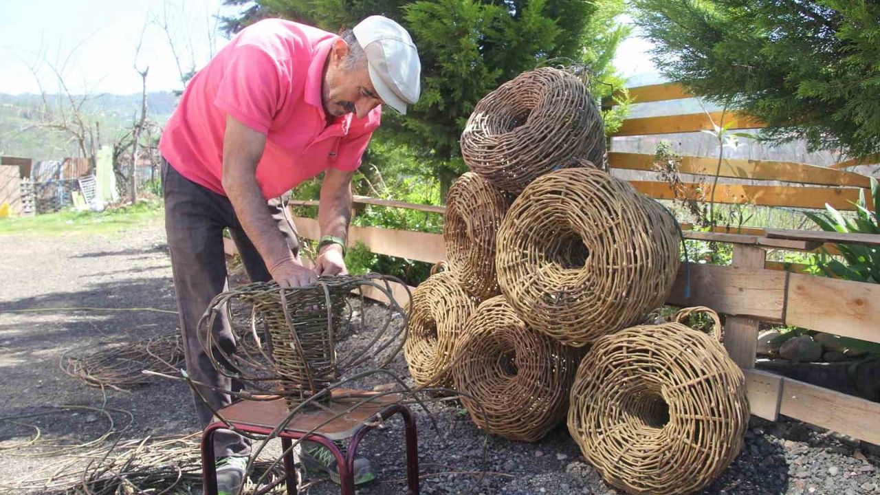 Ordu'da 45 yıldır dikenli sarmaşıktan balık sepeti ören usta Turgut Özcan