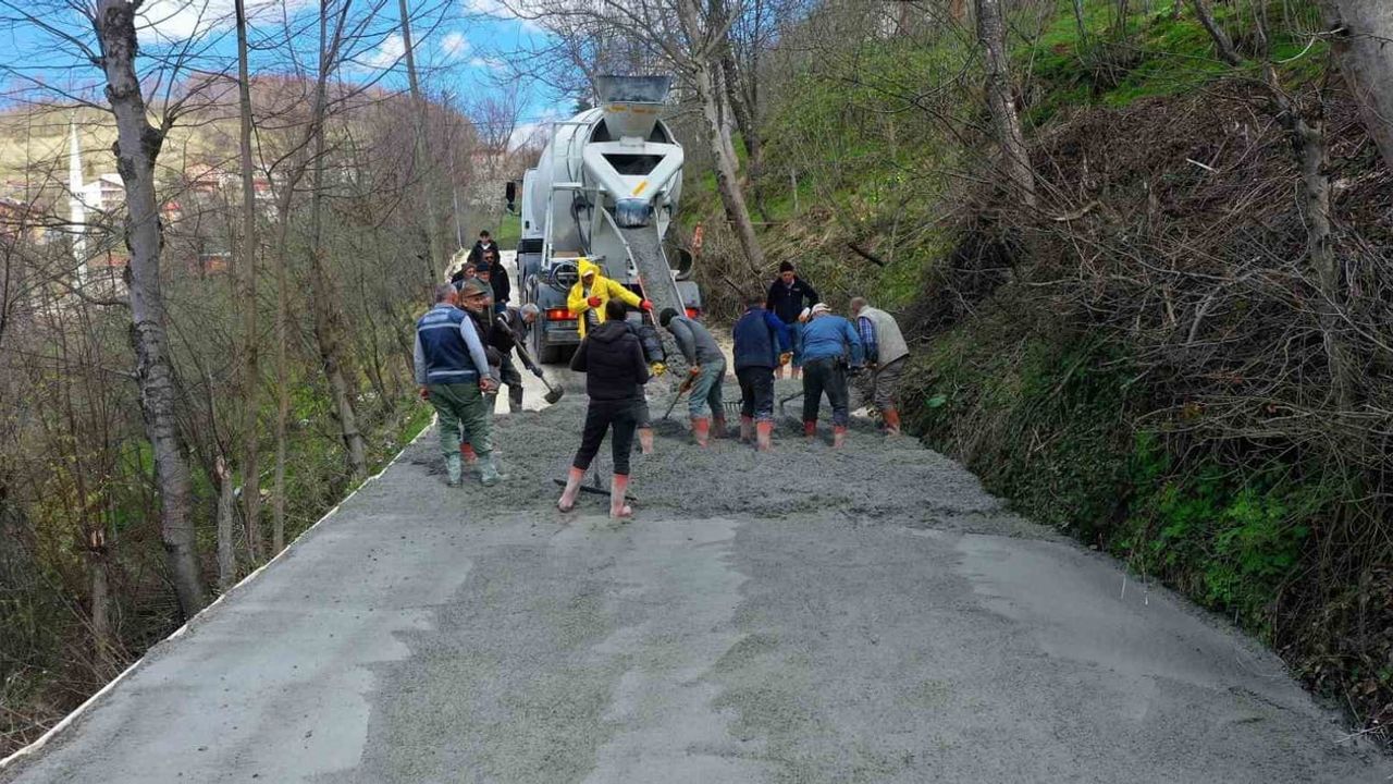 Ordu'da Kumru ilçesinde 1,3 km'lik beton yol çalışması sürüyor