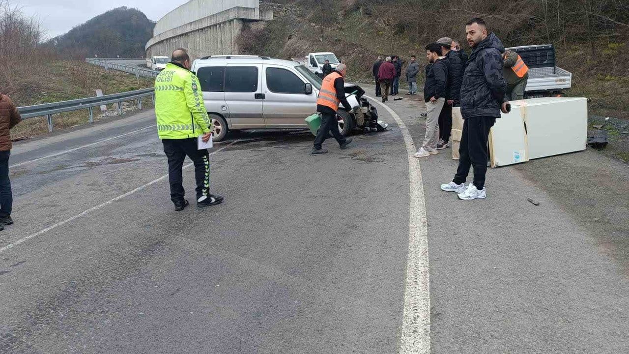 Ordu Ulubey'de kamyonet ile ticari aracın çarpışması: 2 yaralı