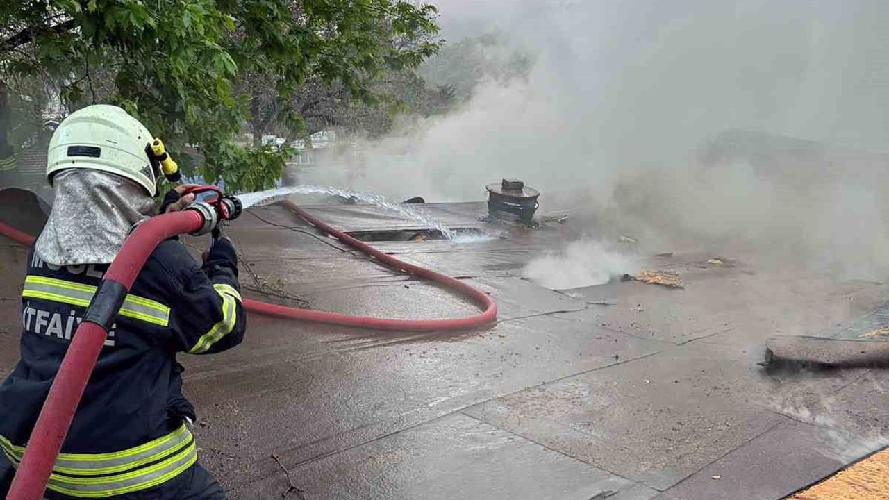 Ortaca Dalyan'da işletme çatısında yangın; itfaiye hızlı müdahale etti