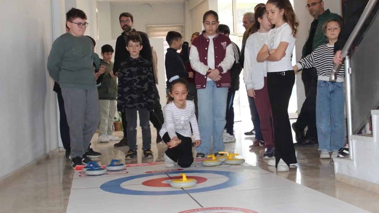 Osmancık'ta Polis Haftası: Emniyet personelinin çocukları floor curling turnuvasında yarıştı