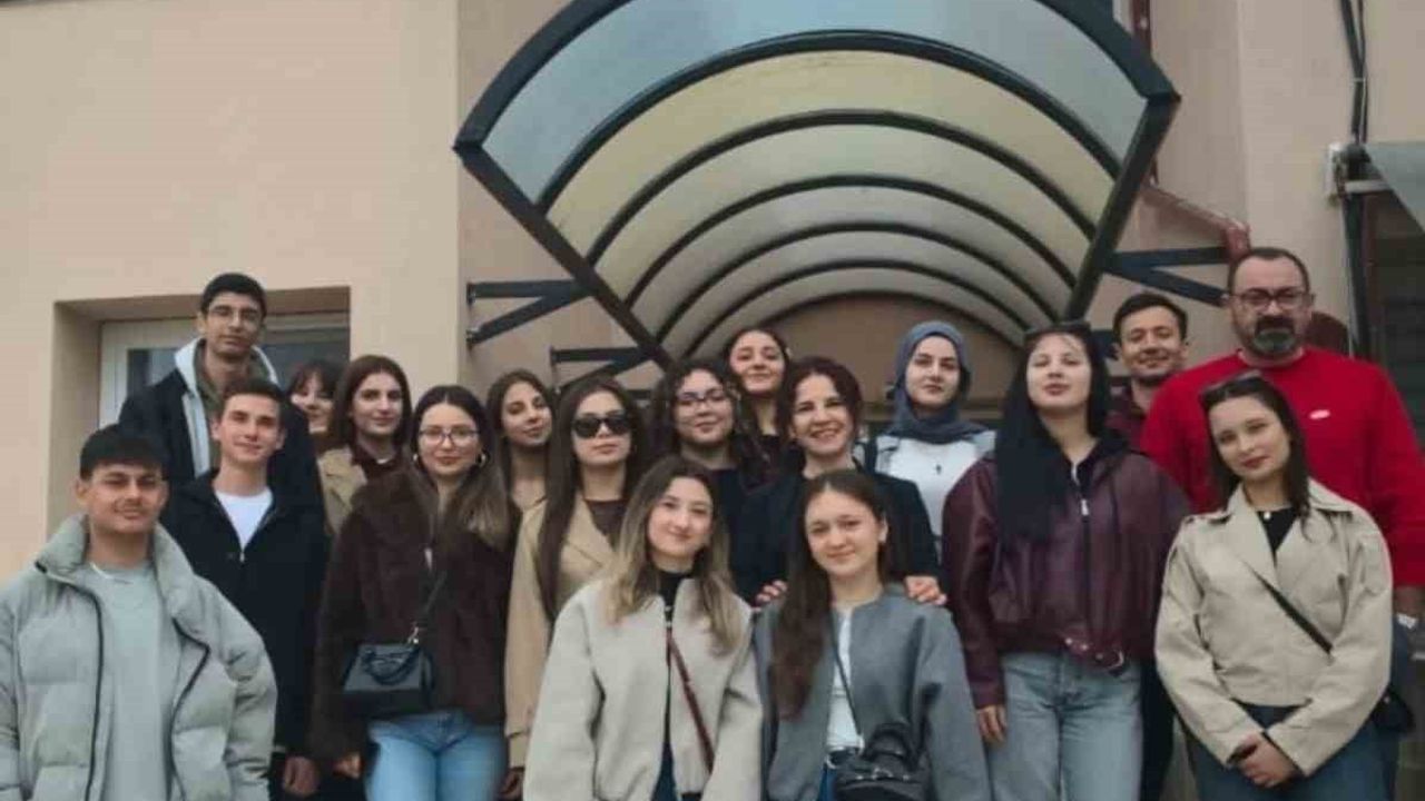Osmaneli Anadolu Lisesi Öğrencilerinden Huzurevinde Kuşaklar Arası Buluşma