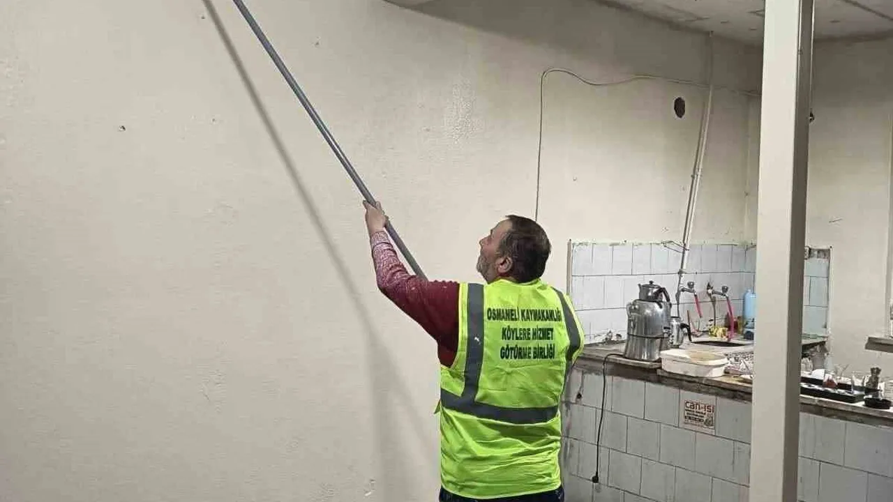 Osmaneli'de köy konaklarına boyama, bakım ve onarım yapıldı